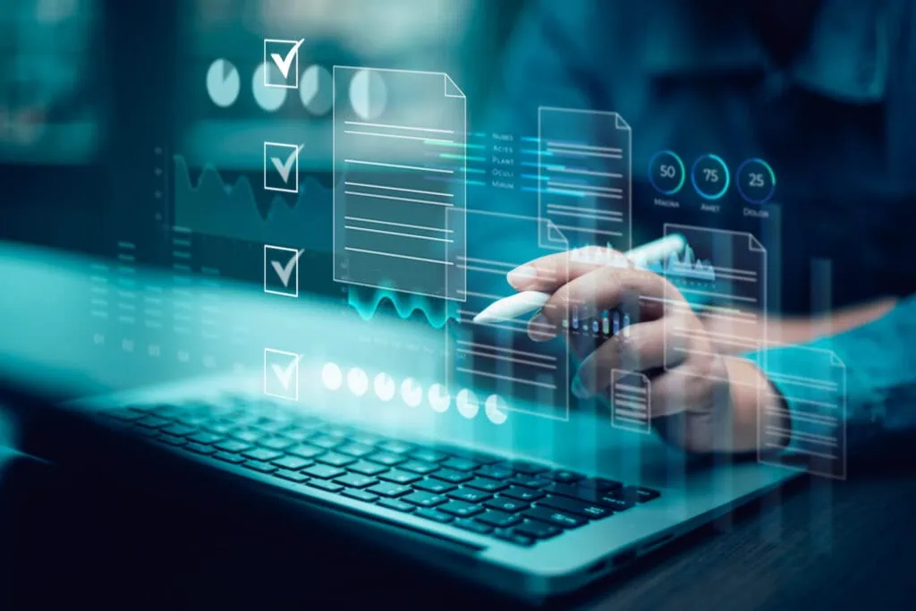 Geschäftsmann nutzt Computer mit virtuellem Bildschirm zur Datenanalyse, Strategieplanung und Entwicklung im Marketing- und Technologiemanagement