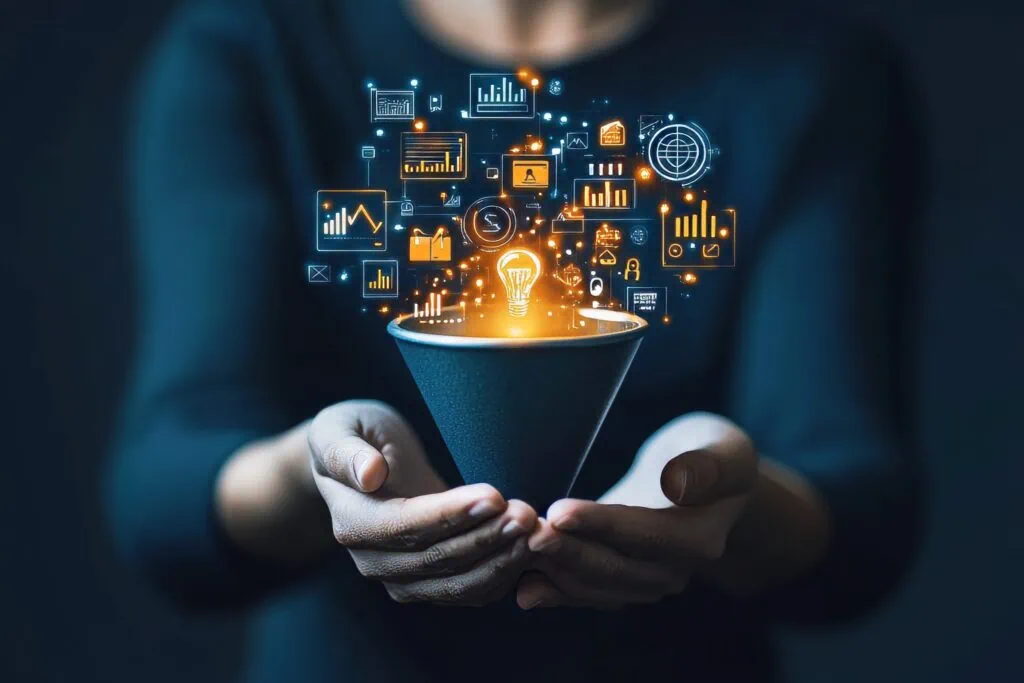 Frau hält einen Becher, aus dem Symbole und Statistiken fliegen – symbolisiert den digitalen Marketing-Funnel und effektive Kundengewinnung