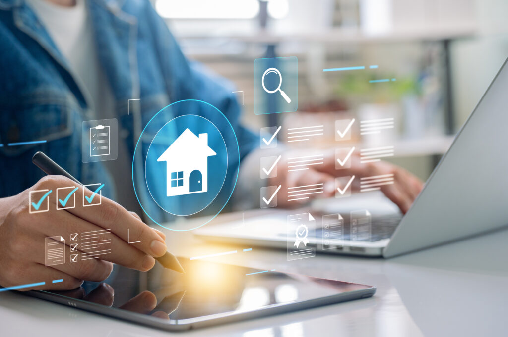 Person nutzt Tablet zur Verwaltung von Immobilienaufgaben mit interaktiven digitalen Checklisten, Haus-Icons und Investitionswerkzeugen für effizientes Management und Projektorganisation