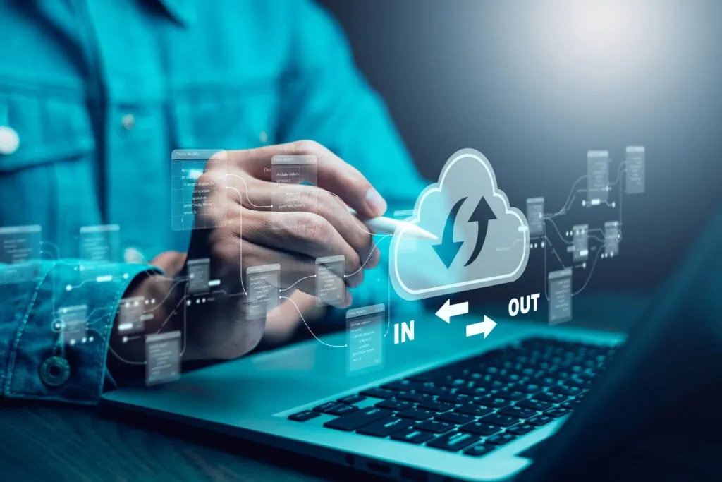 Mann berührt Daten mit Cloud-Technologie und File-Transfer, symbolisiert globale Vernetzung und Metaverse-Systeme für Telekommunikation und Business