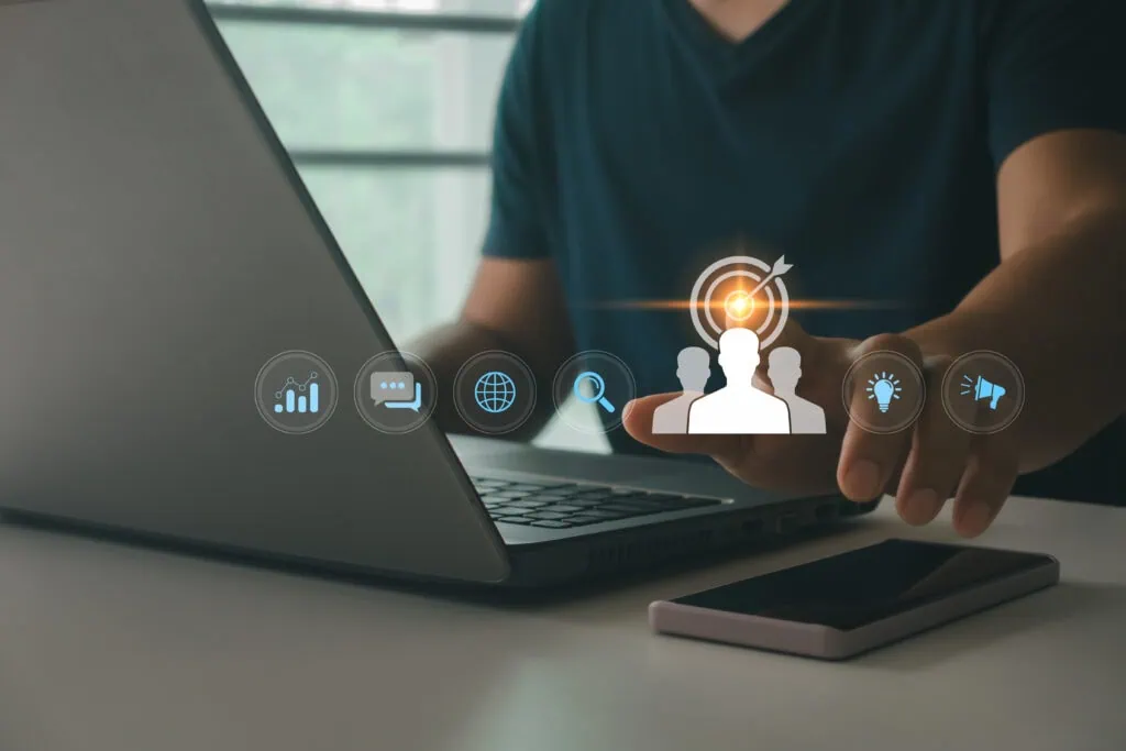 Geschäftsmann tippt auf Bildschirm mit digitalem Marketingplan, personalisierten Strategien und Analysen zum Kundenverhalten und Buyer Persona