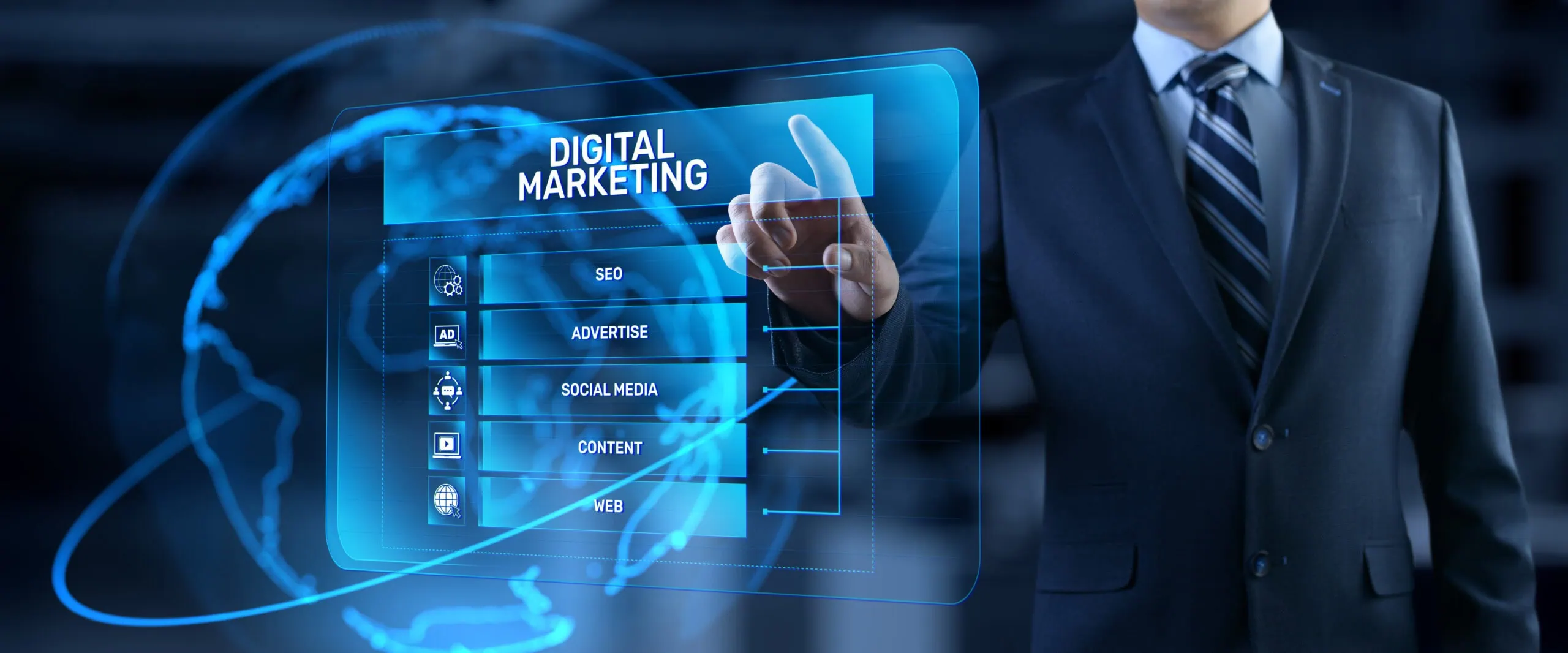 Mann im Anzug berührt futuristischen Bildschirm mit der Aufschrift „Digital Marketing“ und Symbolen für SEO, Werbung und Social Media